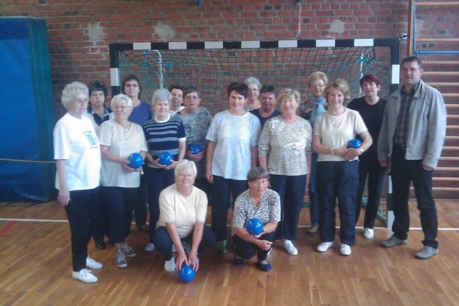 Seniorensportgruppe nimmt Bälle von Bürgermeister Christian Jacob in Empfang