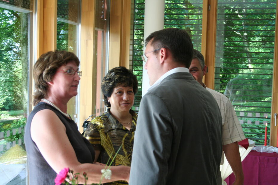 Bürgermeister Christian Jacob gratuliert den Gründerinnen Anneli Heinze und Iris Knop