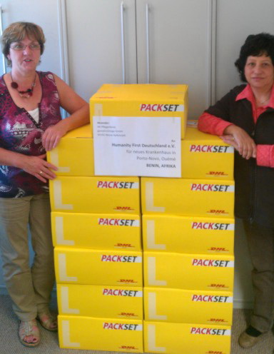 Die Pflegedienstleiterinnen Anneli Heinze und Iris Knop mit der Sachspende für Benin in Afrika